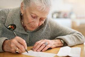 пожилая женщина пишет